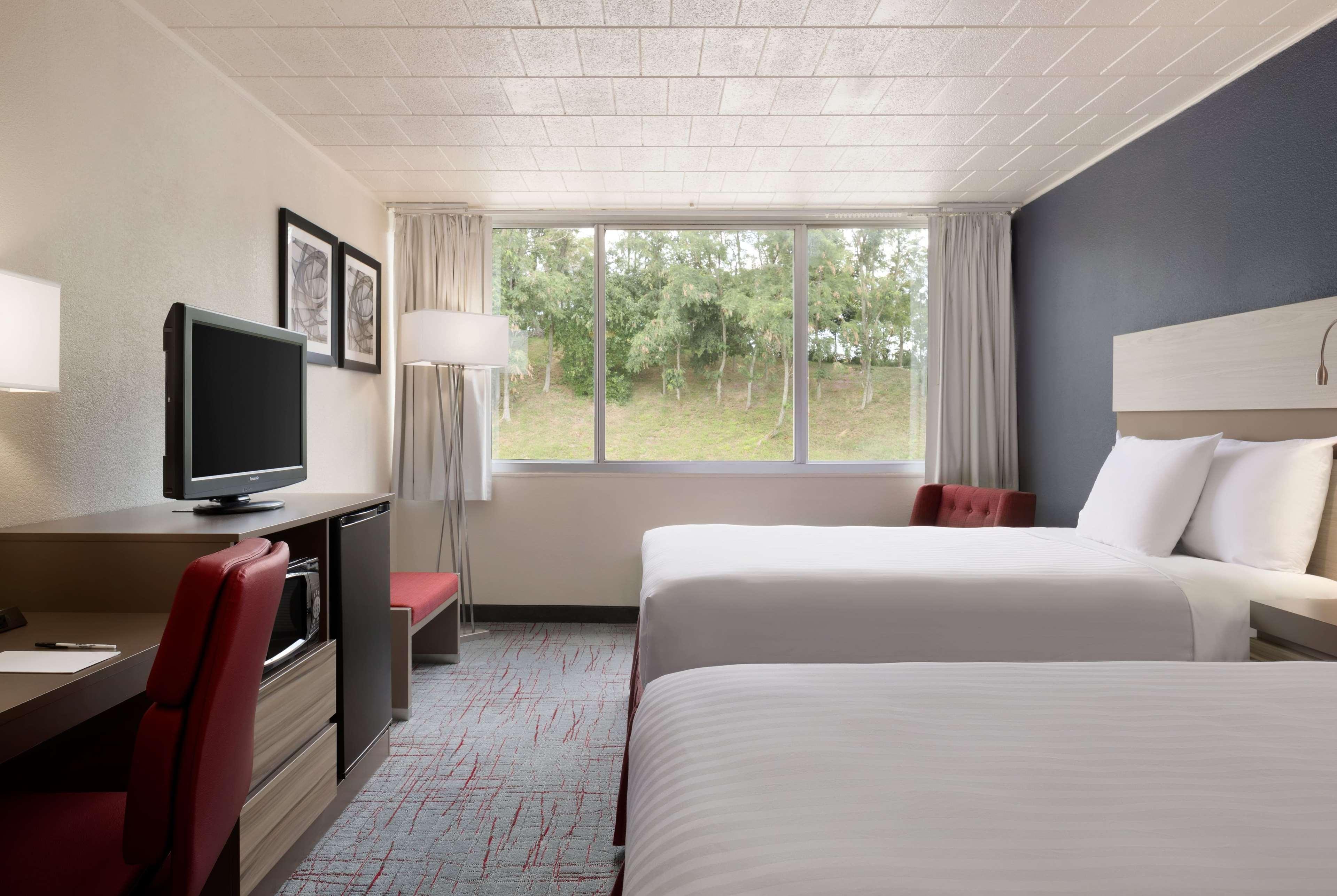 Ramada By Wyndham Uniontown Hotel Екстериор снимка