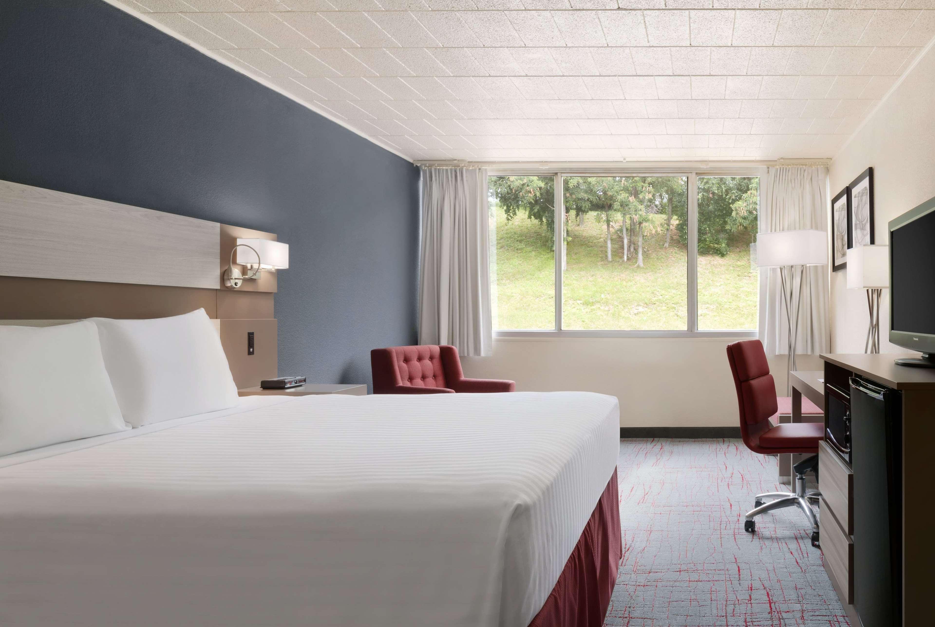 Ramada By Wyndham Uniontown Hotel Екстериор снимка