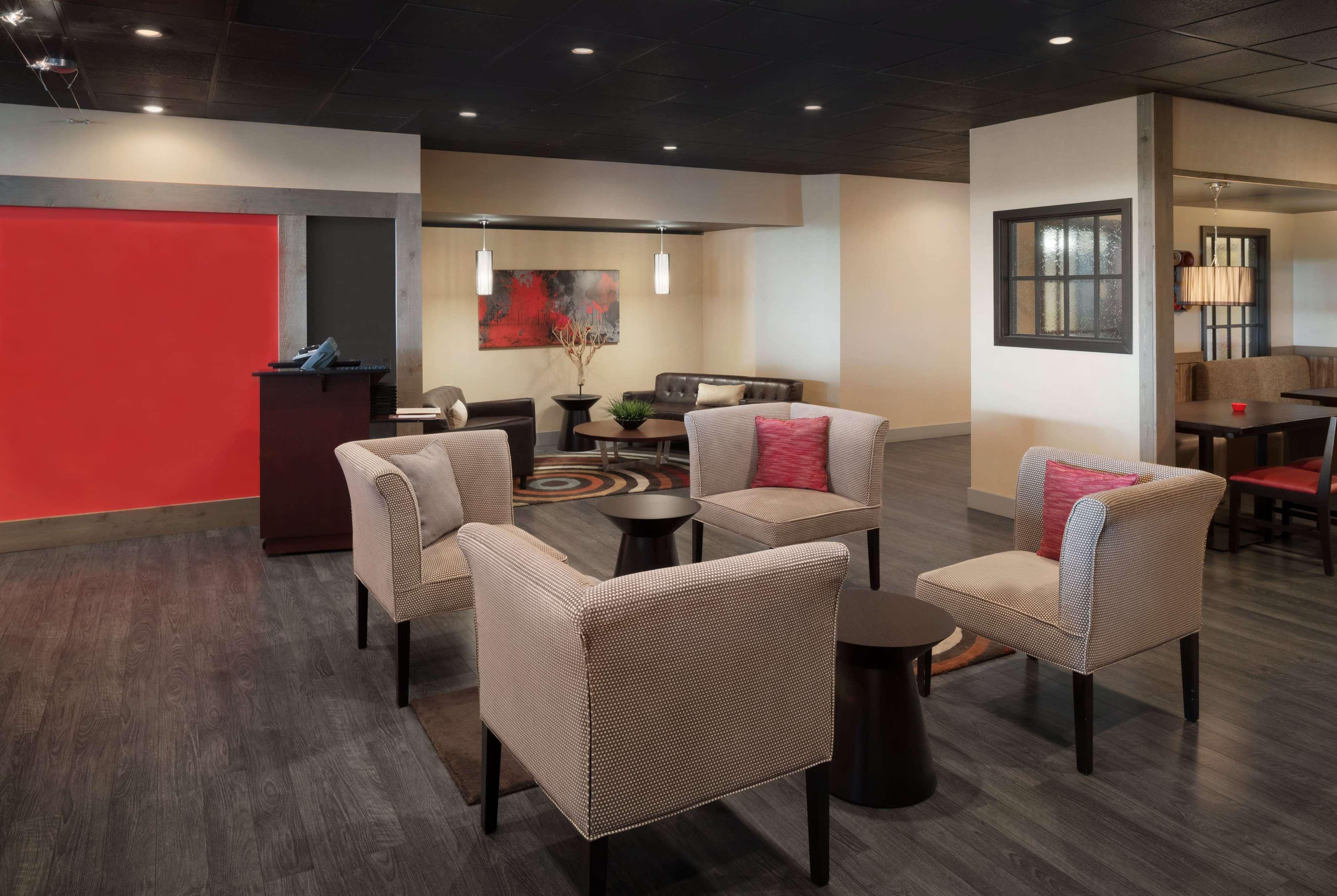 Ramada By Wyndham Uniontown Hotel Екстериор снимка