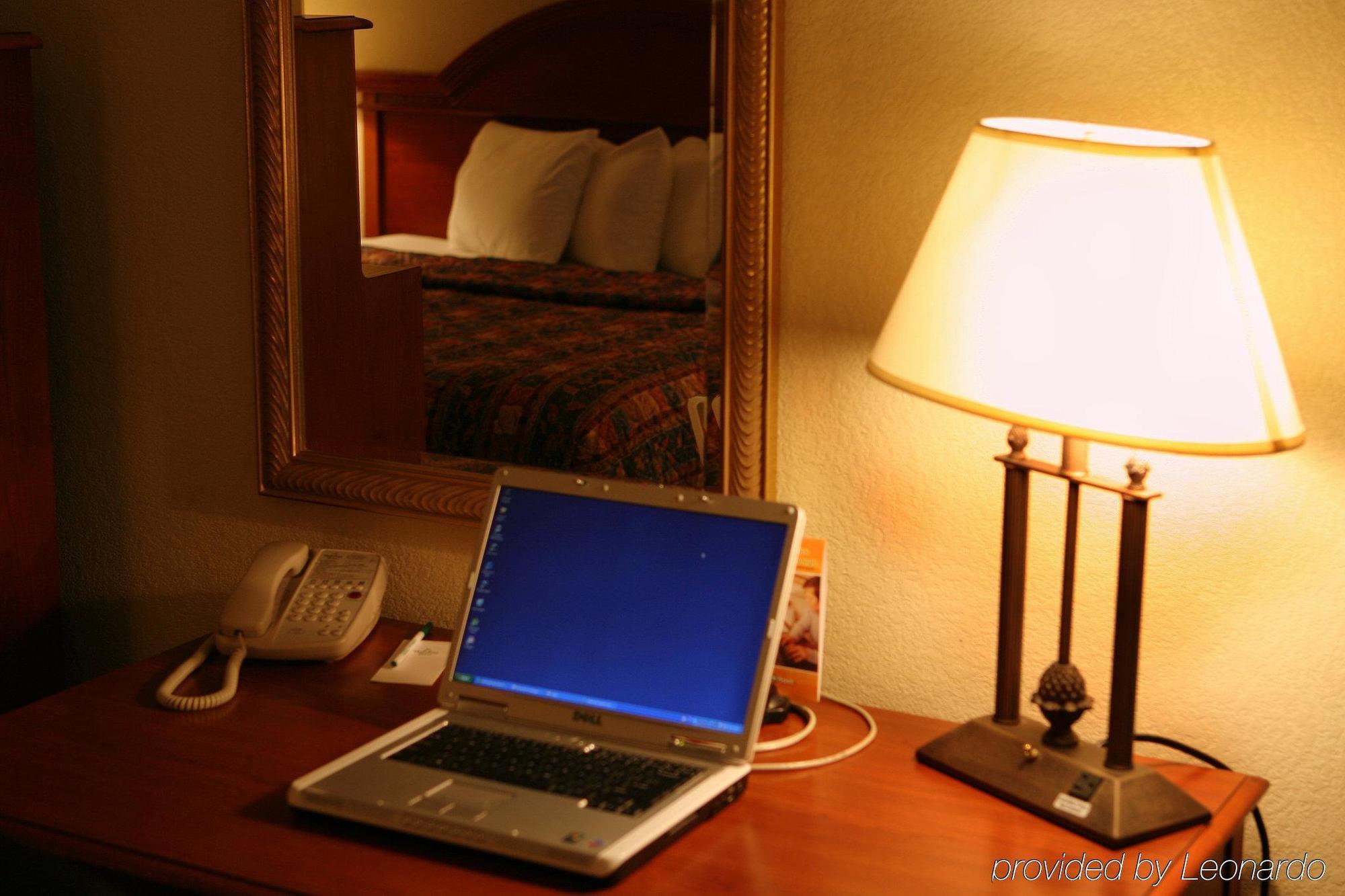 Ramada By Wyndham Uniontown Hotel Стая снимка