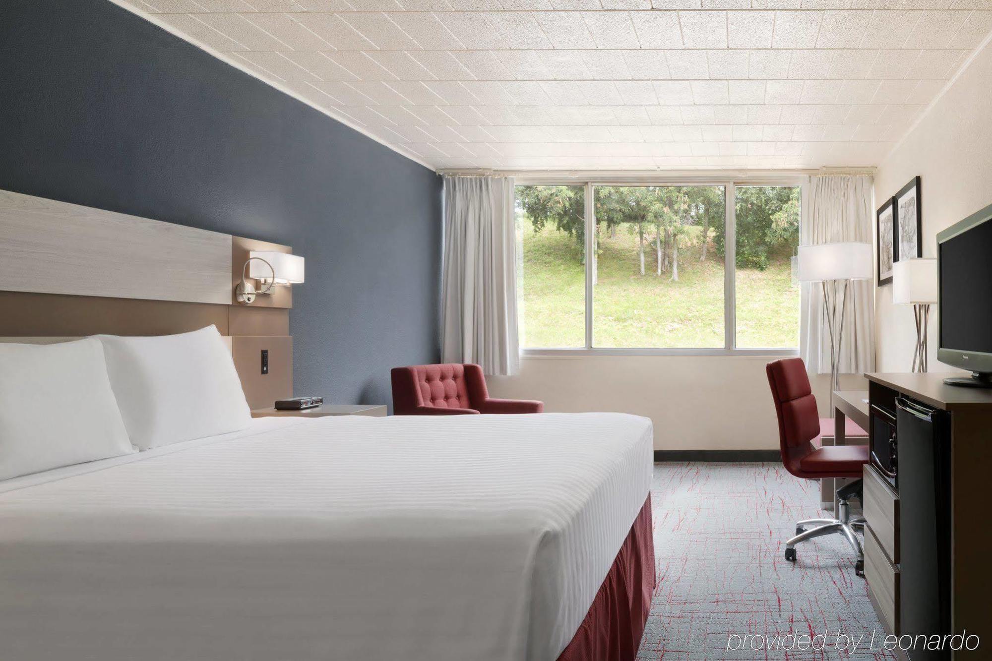 Ramada By Wyndham Uniontown Hotel Екстериор снимка