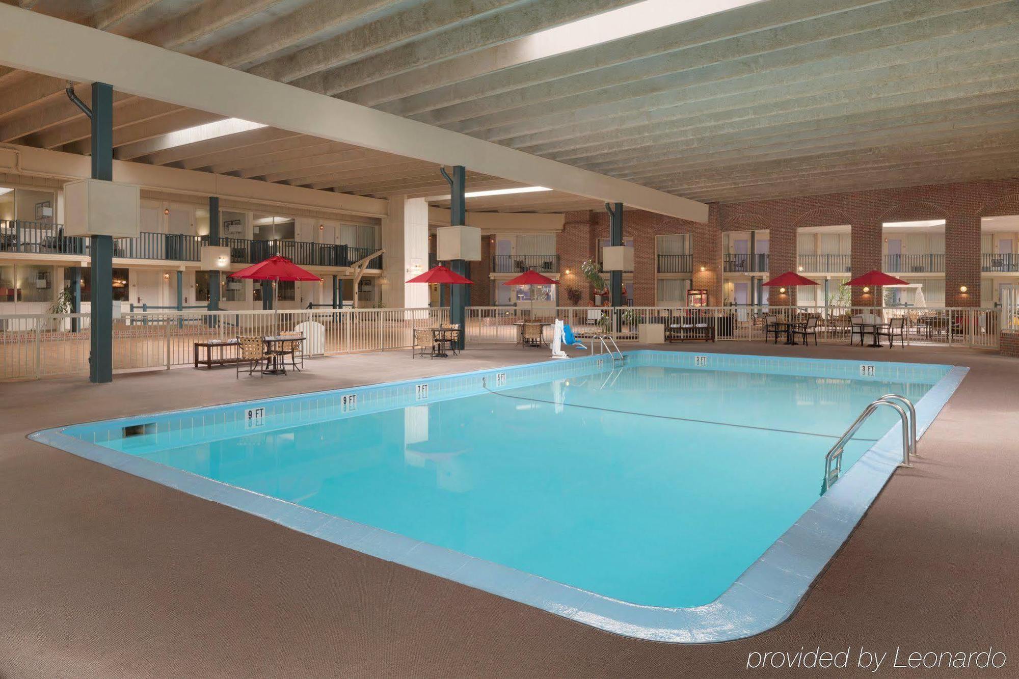 Ramada By Wyndham Uniontown Hotel Екстериор снимка