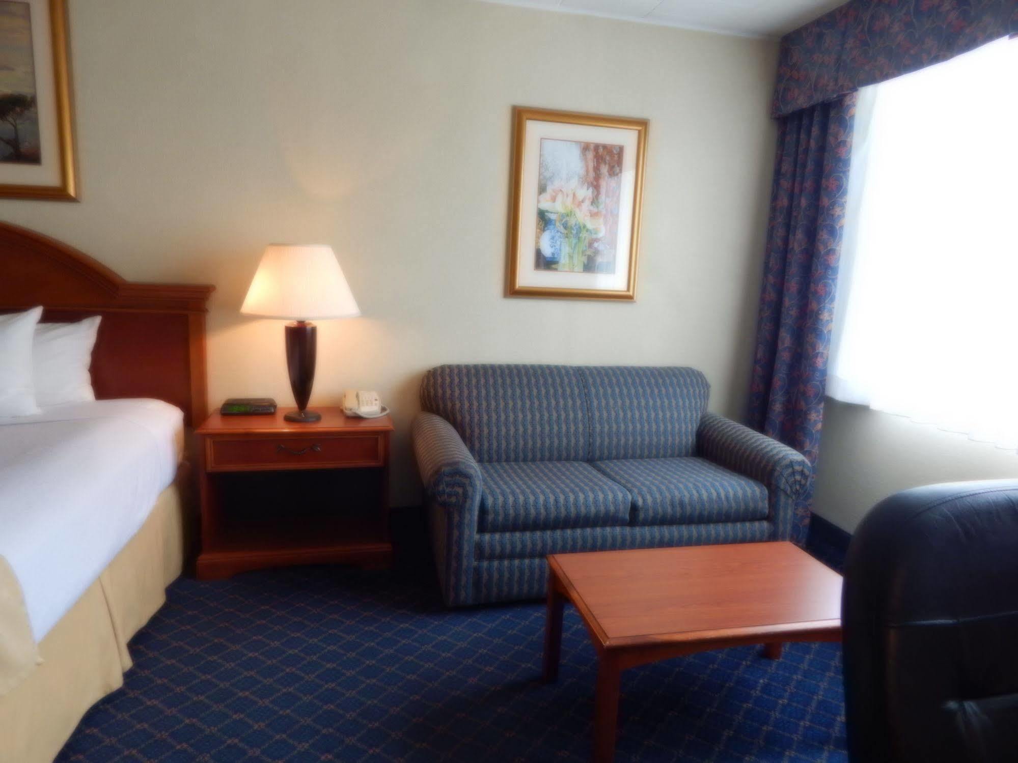 Ramada By Wyndham Uniontown Hotel Екстериор снимка